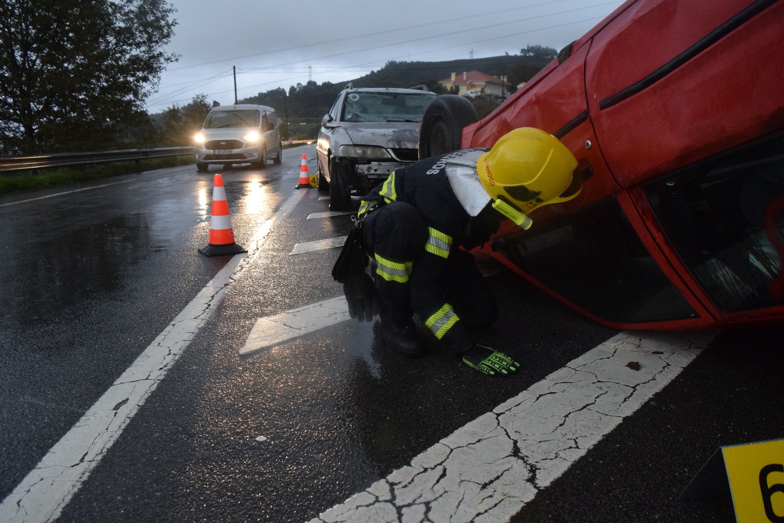 Carro após colisão em local de trânsito
