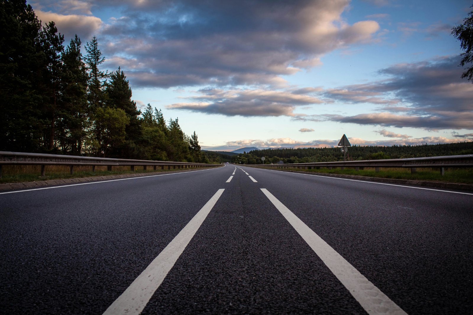 Rodovia em uma paisagem aberta, representando mobilidade