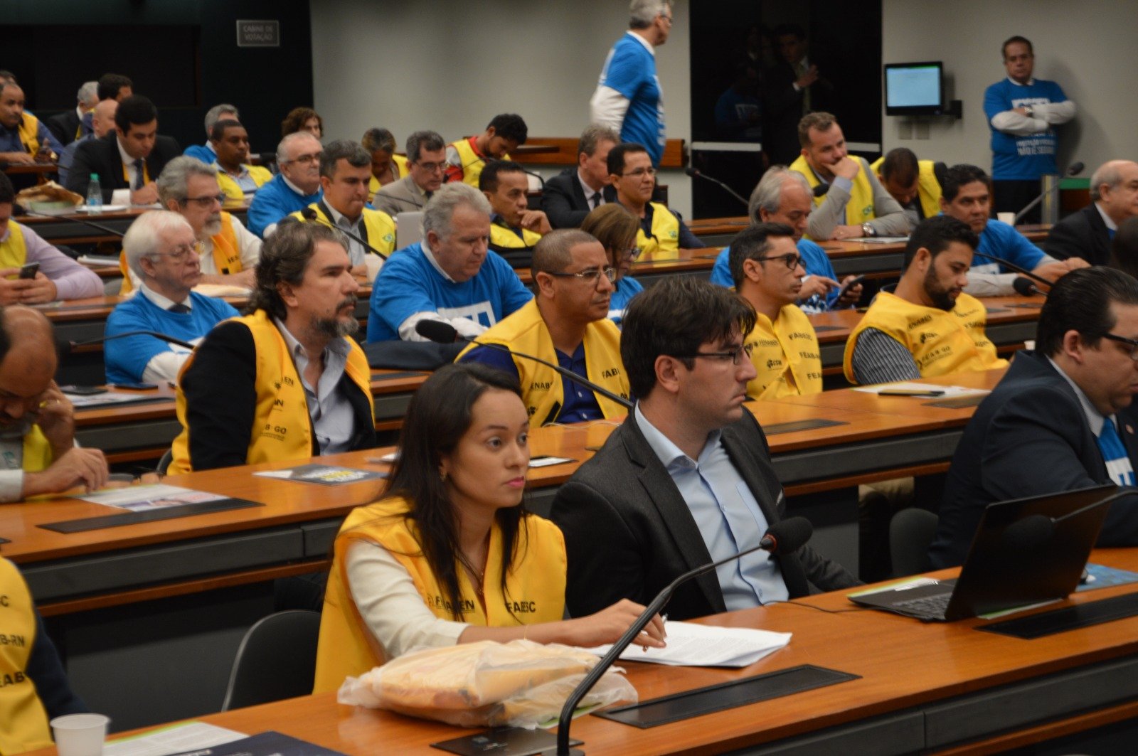 Representantes do associativismo reunidos em uma audiência pública