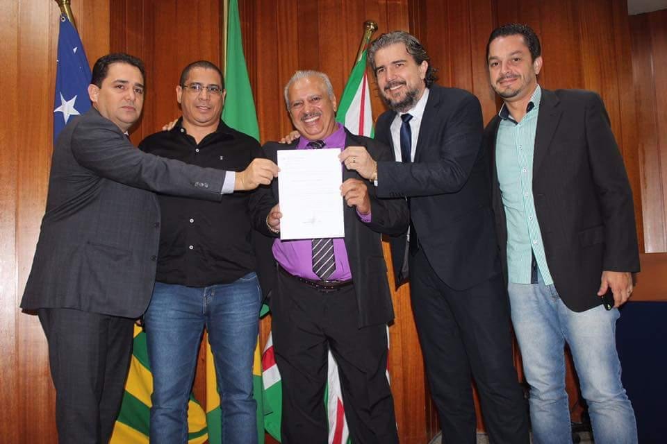 Waldiney e representantes da FEAB durante a entrega de um documento